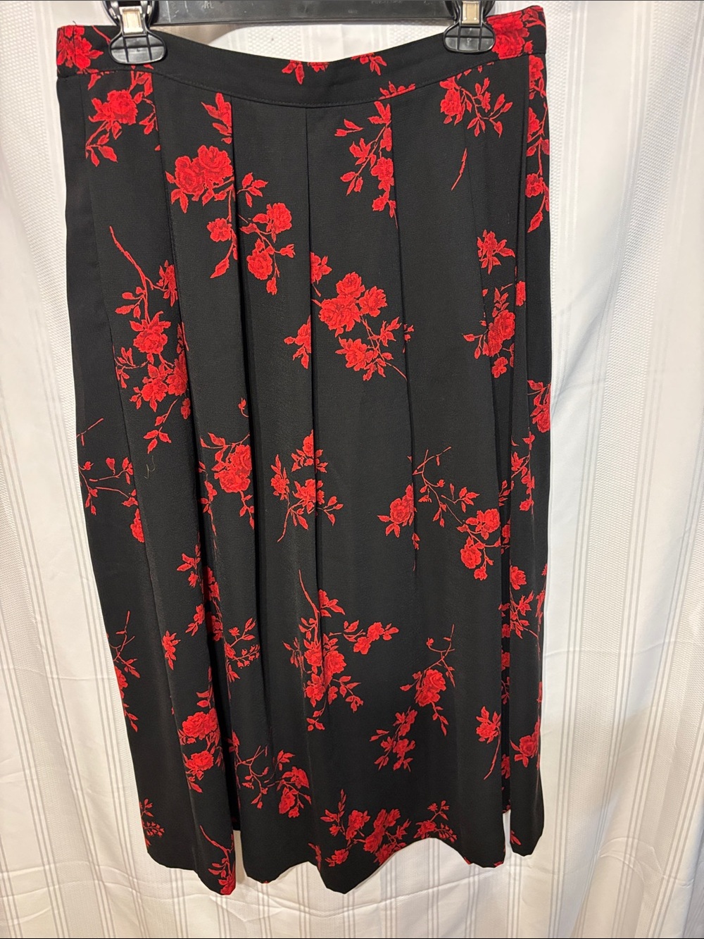 Koret Black Midi Skirt with Red Floral Print with pockets